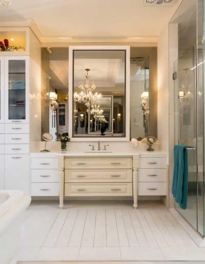 Résidence de style classique / Aménagement d’intérieur intégral de la salle de bain / Design et plans des vanités de la salle de bain et de la douche