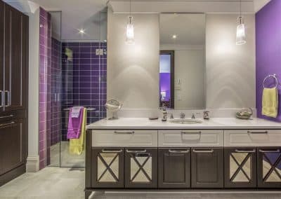 Design d’une vanité et d’une douche pour une salle de bain attenante à une chambre d’invités