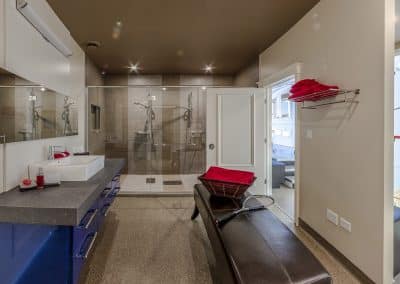 Résidence de prestige à Québec / Plan d’aménagement du vestiaire sportif avec une douche double / Plan et design de la vanité de la salle de bain