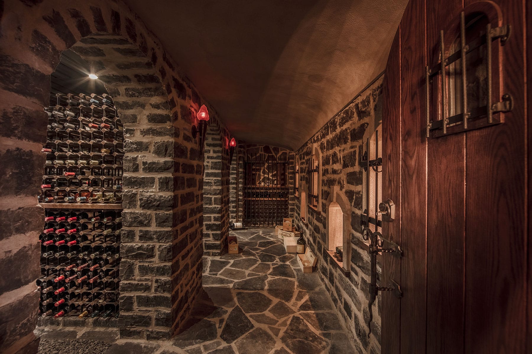 Richesse d’une cave à vin de garde de longue échéance de style médiéval / Réalisation de la cave voûtée de pierre naturelle avec un sol en terre battue par Art Cellier