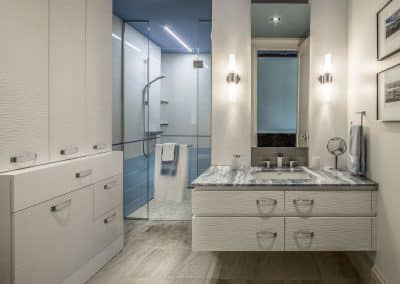 Design d’une vanité de salle de bain attenant à un spa privé