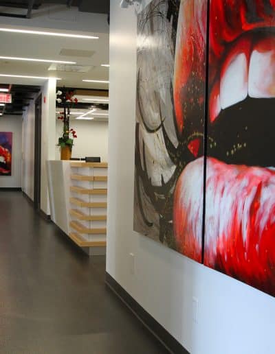 Design de mur avec Art visuel impactant pour une clinique dentaire