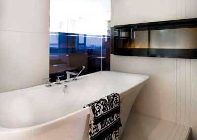 Intégration d’une baignoire autoportante et foyer électrique dans une salle de bain