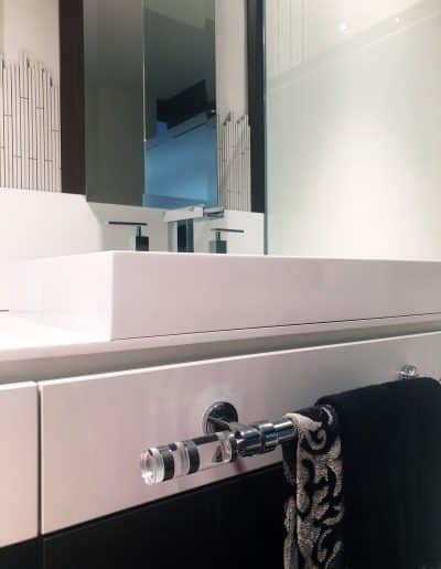 Détail d’un porte- serviettes d’une vanité de salle de bain contemporaine