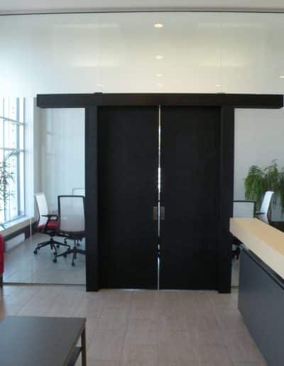 Ébénisterie sur mesure / Aménagement intérieur de bureau et design des portes de la salle de conférence